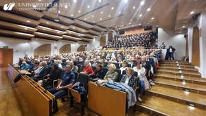 Zastępca naczelnika śląskiej drogówki siedzący na widowni wśród uczestników Uniwersytetu Trzeciego Wieku