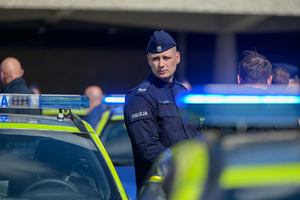 Zbliżenie na umundurowanego policjanta