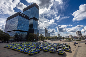 Na zdjęciu radiowozy policyjne na parkingu