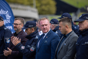 Na zdjęciu zbliżenie na gości uroczystości