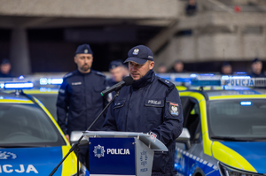 Na zdjęciu umundurowany policjant w trakcie przemówienia