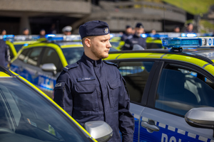 Zbliżenie na umundurowanego policjanta