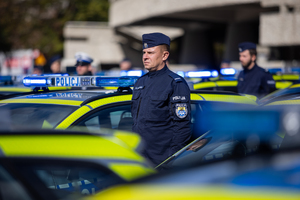 Zbliżenie na umundurowanego policjanta