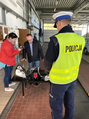 Na zdjęciu umundurowany policjant ruchu drogowego