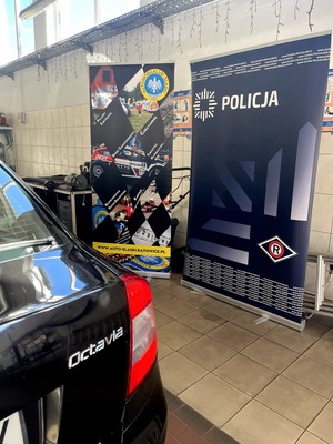 Na zdjęciu baner reklamowy z logiem Policji