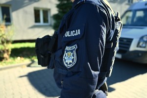 Zdjęcie przedstawia ramię policjanta w mundurze