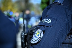 Zdjęcie przedstawia praw ramię policjanta