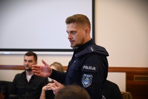 Na zdjęciu widoczny jest policjant