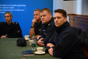 Zdjęcie przedstawia grupę policjantów