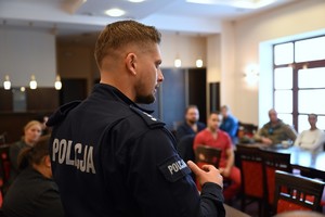 Zdjęcie przedstawia policjanta prowadzącego prelekcję