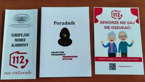 Zdjęcie przedstawiające leżące na stole poradniki dla seniorów