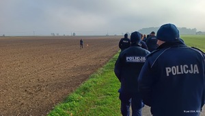 Policjanci z psami podczas ćwiczeń warsztatowych w terenie