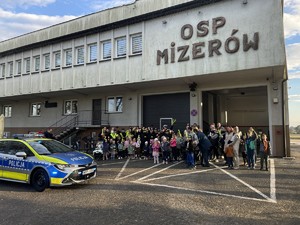 Zdjęcie zbiorowe przez remizą OSP