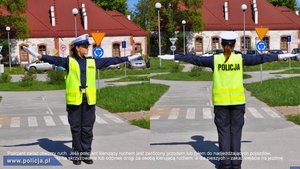 Na zdjęciu widać policjantkę, która pokazuje postawy podczas kierowania ruchem.