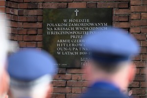 Na zdjęciu policjanci stojący przed tablicą pamiątkową.