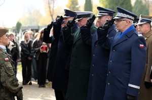 Na zdjęciu przedstawiciele służb mundurowych oddający honory.