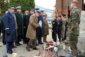 Na zdjęciu przedstawiciele różnych służb stojący przed pomnikiem.