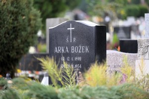 Na zdjęciu grób Arki Bożek.