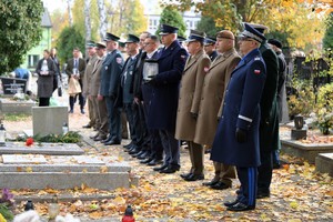 Na zdjęciu przedstawiciele służb mundurowych stojący przed pomnikiem.