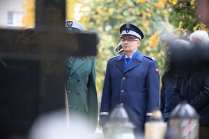 Na zdjęciu Komendant Wojewódzki Policji w Katowicach stojący przed pomnikiem.