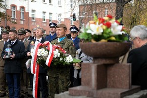 Zdjęcie przedstawia uczestników uroczystości.