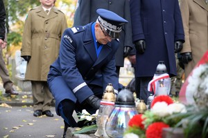 Na zdjęciu Komendant Wojewódzki Policji w Katowicach składający kwiaty na grobie.