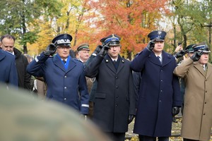 Na zdjęciu przedstawiciele służb mundurowych oddający honory.