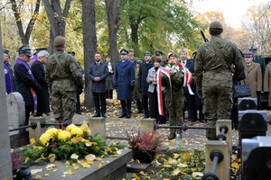 Na zdjęciu uczestnicy uroczystości podczas składania kwiatów.