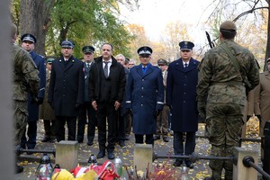 Na zdjęciu przedstawiciele służb mundurowych przed grobem