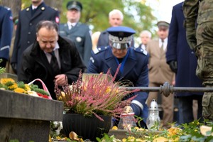 Na zdjęciu Komendant Wojewódzki Policji w Katowicach składający znicz na grobie.