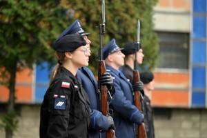 Na zdjęciu policjanci z asysty honorowej w towarzystwie młodzieży z klasy mundurowej.