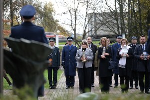 Na zdjęciu uczestnicy uroczystości trzymający znicze.