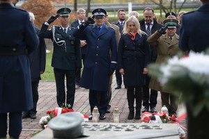 Na zdjęciu przedstawiciele służb mundurowych oddający honory przed grobem.