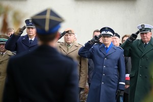 Na zdjęciu Komendant Wojewódzki Policji w Katowicach oraz przedstawiciele innych służb oddający honory.