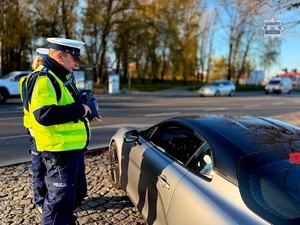 Na zdjęciu policjanci podczas kontroli drogowej.