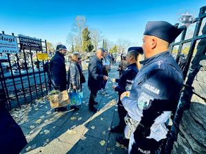 Na zdjęciu policjanci wręczający opaski odblaskowe.