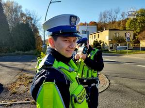 Zdjęcie przedstawia policjantów ruchu drogowego kontrolujących prędkość.