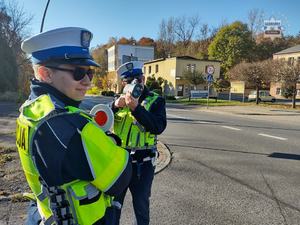 Na zdjęciu policjanci ruchu drogowego kontrolujący prędkość