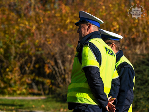 Na zdjęciu dwóch policjantów ruchu drogowego.