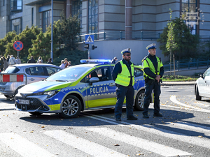 Na zdjęciu policjanci nadzorujący przejście dla pieszych.