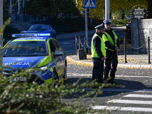 Na zdjęciu dwóch policjantów ruchu drogowego oraz radiowóz