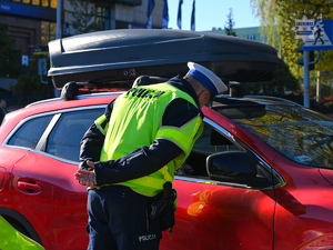 Na zdjęciu policjant podczas kontroli drogowej