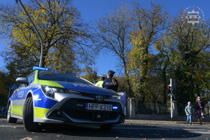 Na zdjęciu policyjny radiowóz oraz policjanci.