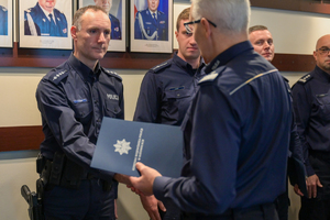 Na zdjęciu Komendant Wojewódzki Policji w Katowicach składający gratulacje.