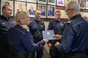 Na zdjęciu Komendant Wojewódzki Policji w Katowicach składający gratulacje.