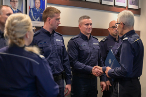 Na zdjęciu Komendant Wojewódzki Policji w Katowicach składający gratulacje.