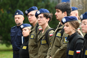 Na zdjęciu stojący w rzędzie uczniowie technikum mundurowego