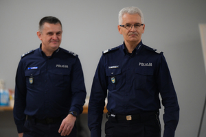 Na zdjęciu dwaj oficerowie Policji.