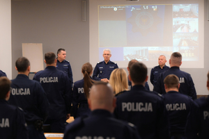 Na zdjęciu grupa policjantów siedzących w ławkach podczas rozpoczęcia kursu aspiranckiego w katowickiej komendzie wojewódzkiej.