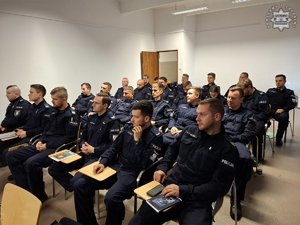 Na zdjęciu grupa policjantów siedzących w ławkach podczas rozpoczęcia kursu aspiranckiego w Częstochowie.